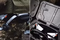 Việc mang vác những quả đạn pháo nặng để nạp đạn thủ công rất tốn sức, vì vậy Ukraine đang tăng cường sức bền và tốc độ của binh lính thông qua thiết bị đeo trên người. Ảnh: IE.