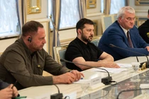 Theo SVR, nhiều quan chức Ukraine đang bí mật chuyển gia đình, tài sản ra nước ngoài. Ảnh: Getty.