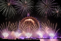 Pháo hoa rực rỡ trên vòng đu quay London Eye để đánh dấu lễ đón năm mới, tại London, Anh, ngày 1/1. Ảnh: Reuters.