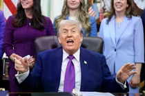 Ông Donald Trump phát biểu tại một sự kiện về sức khỏe bà mẹ ở Phòng Bầu dục, ngày 11/5. Ảnh: Reuters.