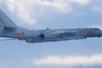 Máy bay trực thăng H-6K gần Đài Loan với 4 tên lửa YJ-12. Ảnh: MW.