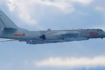 Máy bay trực thăng H-6K gần Đài Loan với 4 tên lửa YJ-12. Ảnh: MW.