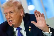 Tổng thống Mỹ Donald Trump tuyên bố sẽ áp thuế 25% với các nước làm ăn với Iran. Ảnh: Reuters.