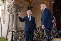 Thủ tướng Israel Benjamin Netanyahu ra hiệu khi được Tổng thống Mỹ Donald Trump chào đón trong các cuộc gặp tại câu lạc bộ Mar-a-Lago ở Palm Beach, Florida, Mỹ, ngày 29/12. Ảnh: Reuters.