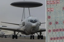 Ảnh chụp máy bay E-3 (bên trái) và ảnh vệ tinh của máy bay tiếp nhiên liệu KC-135 và máy bay cảnh báo sớm E-3 AWACS tại căn cứ không quân Prince Sultan ở Arab Saudi. Ảnh: MW.