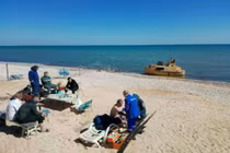 Thủy thủ đoàn của tàu Volgo-Balt được giải cứu trong hôm 5/4. Ảnh: Reuters.