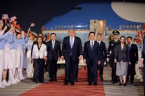 Tổng thống Mỹ Donald Trump tham dự lễ đón tiếp tại sân bay quốc tế thủ đô Bắc Kinh trong chuyến thăm Trung Quốc, ngày 13/5. Ảnh: Reuters.