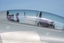 Các phi công lái chiến đấu cơ J-16 chào khán giả trong các hoạt động ngày hội hàng không năm 2025 của Không quân Trung Quốc và Triển lãm Hàng không Trường Xuân tại Trường Xuân, Trung Quốc ngày 19/9/2025. Ảnh: Getty.