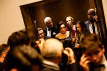 Khách mời rời khỏi địa điểm tổ chức khi một tay súng nổ súng trong bữa tiệc tối thường niên của Hiệp hội Phóng viên Nhà Trắng tại Washington, D.C., Mỹ ngày 25/4. Ảnh: Reuters.