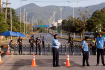 An ninh tại Islamabad, Pakistan được thắt chặt để chuẩn bị tiếp đón phái đoàn Mỹ và Iran, ngày 25/4. Ảnh: Reuters.