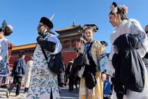 Du khách trong và ngoài nước trong trang phục truyền thống Trung Quốc tham quan Bảo tàng Cung điện ở Bắc Kinh, Trung Quốc, ngày 10/1. Ảnh: Getty.