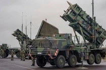 Các bệ phóng từ hệ thống phòng không Patriot do Mỹ sản xuất. Ảnh: MW.