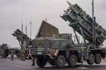 Các bệ phóng từ hệ thống phòng không Patriot do Mỹ sản xuất. Ảnh: MW.