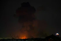 Nhiều vụ nổ xảy ra gần sân bay Mehrabad trong bối cảnh các cuộc không kích của Mỹ và Israel tại Tehran hôm 6/3. Ảnh: NYTimes.