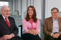 Warren Buffett, Bill và Melinda Gates gặp gỡ tại một sự kiện. Ảnh: CNBC.