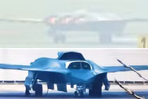 Máy bay chiến đấu thế hệ thứ 6 của Trung Quốc khởi động động cơ (ảnh trên) và mở khoang chứa vũ khí. Ảnh: MW.