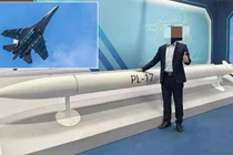 Tên lửa PL-17 và máy bay chiến đấu J-16 trang bị tên lửa PL-17. Ảnh: MW.