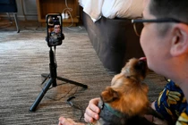 Người có sức ảnh hưởng trên mạng xã hội (Influencer) Vitus "V" Spehar quay một video dành cho hàng triệu người theo dõi. Ảnh: Reuters.