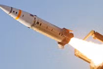 Cảnh phóng tên lửa đạn đạo ATACMS. Ảnh: MW.