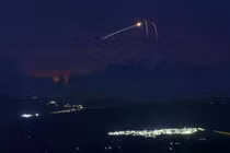 Ngày 11/4, tên lửa bắn từ miền Nam Lebanon đã bị hệ thống phòng không Iron Dome của Israel đánh chặn trên khu vực Thượng Galilee. Ảnh: AFP.