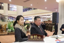 Nhà lãnh đạo Triều Tiên Kim Jong-un và con gái Kim Ju Ae đứng tại quầy lễ tân khách sạn trong lễ khánh thành các khách sạn tại khu nghỉ dưỡng ở thành phố Samjiyon, Triều Tiên, ngày 20/12. Ảnh: KCNA.