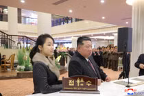Nhà lãnh đạo Triều Tiên Kim Jong-un và con gái Kim Ju Ae đứng tại quầy lễ tân khách sạn trong lễ khánh thành các khách sạn tại khu nghỉ dưỡng ở thành phố Samjiyon, Triều Tiên, ngày 20/12. Ảnh: KCNA.