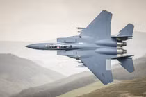 Một chiến đấu cơ F-15 đang bay ở độ cao thấp. Ảnh: IE.