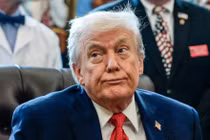 Tổng thống Mỹ Donald Trump theo dõi lế ký sắc lệnh hành pháp mới tại Phòng Bầu dục ở Nhà Trắng tại Washington, D.C., Mỹ, ngày 18/12. Ảnh: Reuters.