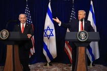 Tổng thống Mỹ Donald Trump đã đề cập đến các cuộc tập trận quân sự của Trung Quốc xung quanh Đài Loan trong một cuộc họp báo với Thủ tướng Israel Benjamin Netanyahu tại khu nghỉ dưỡng Mar-a-Lago của ông ở Florida hôm 29/12. Ảnh: AFP.