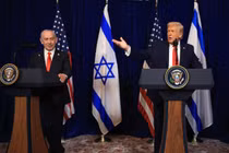 Tổng thống Mỹ Donald Trump đã đề cập đến các cuộc tập trận quân sự của Trung Quốc xung quanh Đài Loan trong một cuộc họp báo với Thủ tướng Israel Benjamin Netanyahu tại khu nghỉ dưỡng Mar-a-Lago của ông ở Florida hôm 29/12. Ảnh: AFP.