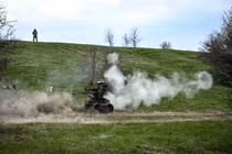 Một binh sĩ Ukraine quan sát các hoạt động thử nghiệm drone trên mặt đất tại một trường huấn luyện vào ngày 10/4. Ảnh: Getty.