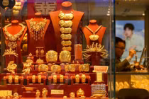 Các sản phẩm vàng được trưng bày trong một cửa hàng trang sức ở Trung Quốc. Ảnh: SCMP.