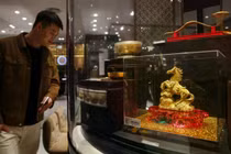 Các vật phẩm trang trí làm bằng vàng được trưng bày tại một cửa hàng trang sức ở Bắc Kinh vào ngày 28/1. Ảnh: EPA.