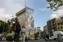 Bất chấp lệnh trừng phạt, Iran đã thực hiện khoảng 110 tỷ USD thương mại phi dầu mỏ với hơn 170 quốc gia vào năm ngoái, nhập khẩu các mặt hàng bao gồm điện thoại thông minh, phụ tùng ô tô và ngũ cốc. Ảnh: NYTimes.