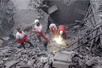 Các thành viên của Hội Trăng lưỡi đỏ Iran đang làm việc tại hiện trường một vụ tấn công gần nhà thờ Hồi giáo Hosseinieh Azam Zanjan ở Zanjan, Iran ngày 31/3. Ảnh: Reuters.