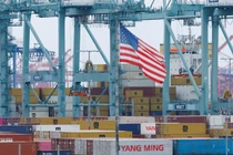 Các container vận chuyển từ Trung Quốc đang đậu tại cảng Los Angeles ở San Pedro, California, Mỹ ngày 5/11/2025. Ảnh: Reuters.
