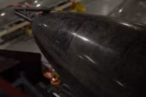 Một tên lửa hành trình Flamingo tại một nhà máy sản xuất vũ khí ở Ukraine. Ảnh: WSJ.