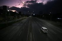 Cảnh đường phố vắng vẻ ở Caracas, ngày 4/1, một ngày sau khi Tổng thống Venezuela Nicolas Maduro bị bắt giữ trong một cuộc tấn công của Mỹ. Ảnh: AFP.