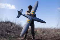 Một binh sĩ Ukraine ôm chiếc UAV tấn công Marsianin tại vùng Kharkov. Ảnh: Getty.