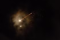 Những vệt sáng chiếu rọi bầu trời trong một nỗ lực đánh chặn, giữa lúc xung đột Mỹ-Israel với Iran đang diễn ra, nhìn từ Jerusalem. Ảnh: Reuters.