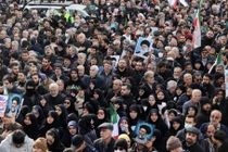 Người dân tham dự lễ tang của các thành viên lực lượng an ninh thiệt mạng trong các cuộc biểu tình nổ ra do sự sụp đổ giá trị đồng tiền ở Tehran, Iran, ngày 14/1. Ảnh: Reuters.