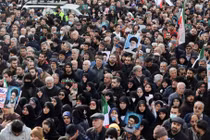 Người dân tham dự lễ tang của các thành viên lực lượng an ninh thiệt mạng trong các cuộc biểu tình nổ ra do sự sụp đổ giá trị đồng tiền ở Tehran, Iran, ngày 14/1. Ảnh: Reuters.
