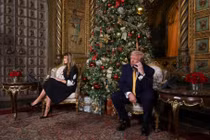 Tổng thống Mỹ Donald Trump và Đệ nhất phu nhân Melania Trump tham gia các cuộc gọi điện thoại theo dõi Ông già Noel của NORAD vào đêm Giáng sinh, từ câu lạc bộ Mar-a-lago ở Palm Beach, Florida, Mỹ, ngày 24/12. Ảnh: Reuters.