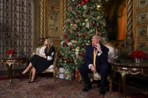 Tổng thống Mỹ Donald Trump và Đệ nhất phu nhân Melania Trump tham gia các cuộc gọi điện thoại theo dõi Ông già Noel của NORAD vào đêm Giáng sinh, từ câu lạc bộ Mar-a-lago ở Palm Beach, Florida, Mỹ, ngày 24/12. Ảnh: Reuters.