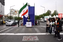 Một người phụ nữ cầm cờ Iran trên đường phố, trong bối cảnh lệnh ngừng bắn giữa Mỹ và Iran, tại Tehran, Iran ngày 20/4. Ảnh: Reuters.