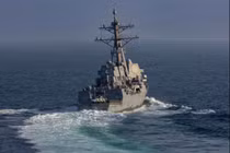 USS Frank E. Petersen Jr. là một trong hai tàu khu trục đã đi qua eo biển Hormuz vào cuối tuần qua. Ảnh:Hải quân Mỹ.