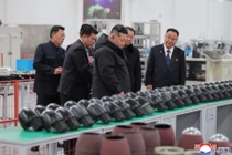 Hình ảnh do hãng thông tấn chính thức của Triều Tiên, KCNA, công bố ngày 4/1 cho thấy nhà lãnh đạo Triều Tiên Kim Jong-un đến thăm một nhà máy quân sự và kiểm tra tình trạng sản xuất vũ khí dẫn đường chiến thuật tại Triều Tiên. Ảnh: KCNA.