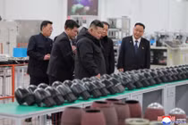 Hình ảnh do hãng thông tấn chính thức của Triều Tiên, KCNA, công bố ngày 4/1 cho thấy nhà lãnh đạo Triều Tiên Kim Jong-un đến thăm một nhà máy quân sự và kiểm tra tình trạng sản xuất vũ khí dẫn đường chiến thuật tại Triều Tiên. Ảnh: KCNA.