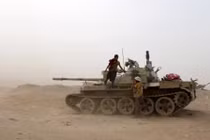 Các thành viên của lực lượng ly khai miền Nam Yemen được UAE hậu thuẫn đứng cạnh một chiếc xe tăng trong các cuộc đụng độ với lực lượng chính phủ ở Aden, Yemen, ngày 10/8/2019. Ảnh: Reuters.