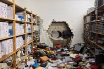 Hình ảnh được cảnh sát công bố ngày 30/12 cho thấy một lỗ hổng lớn trên tường sau khi những tên trộm khoan vào két sắt của ngân hàng tiết kiệm Sparkasse ở Gelsenkirchen, Đức, ngày 29/12. Ảnh: X.